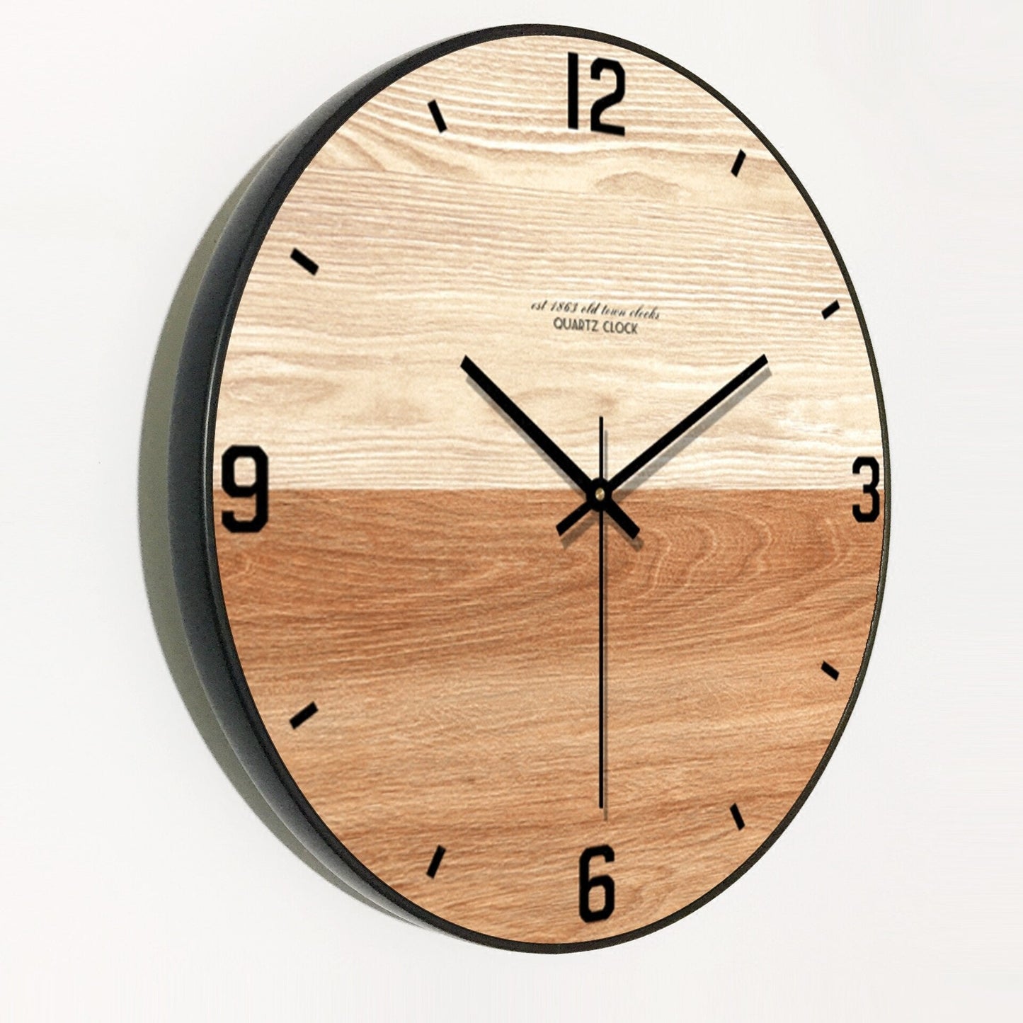 Wanduhr aus Holz mit zweifarbiger Nuance
