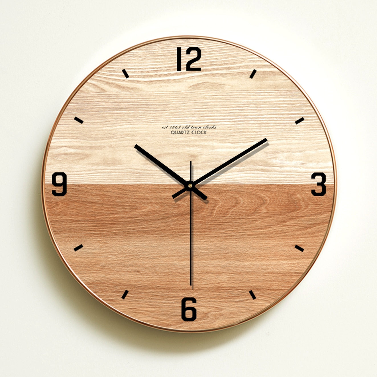 Wanduhr aus Holz mit zweifarbiger Nuance