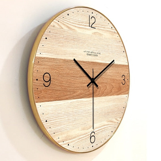 Wanduhr aus Holz mit zweifarbiger Nuance