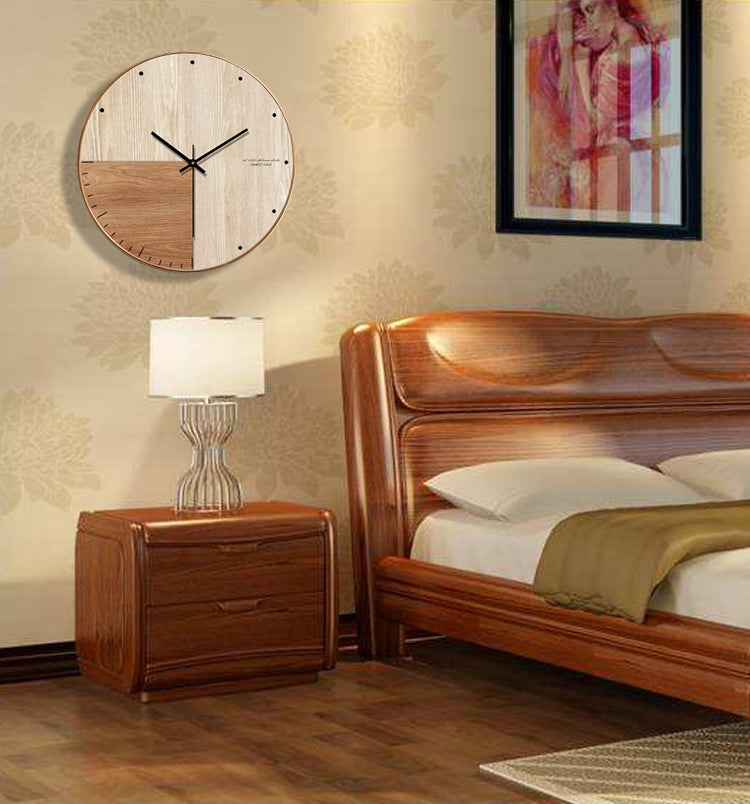 Wanduhr aus Holz mit zweifarbiger Nuance