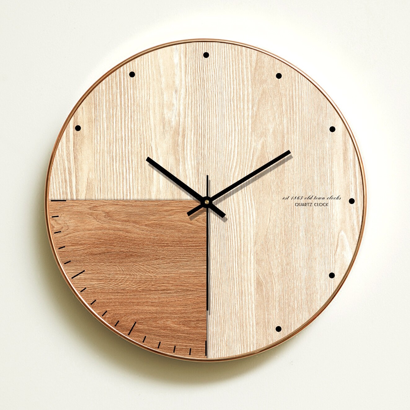 Wanduhr aus Holz mit zweifarbiger Nuance