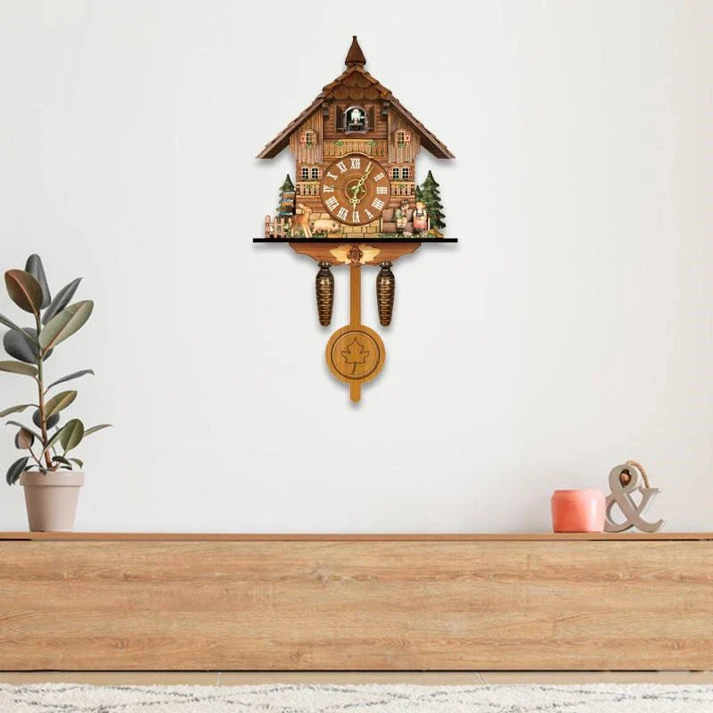Traditionelle Kuckucksuhr im Chalet-Stil