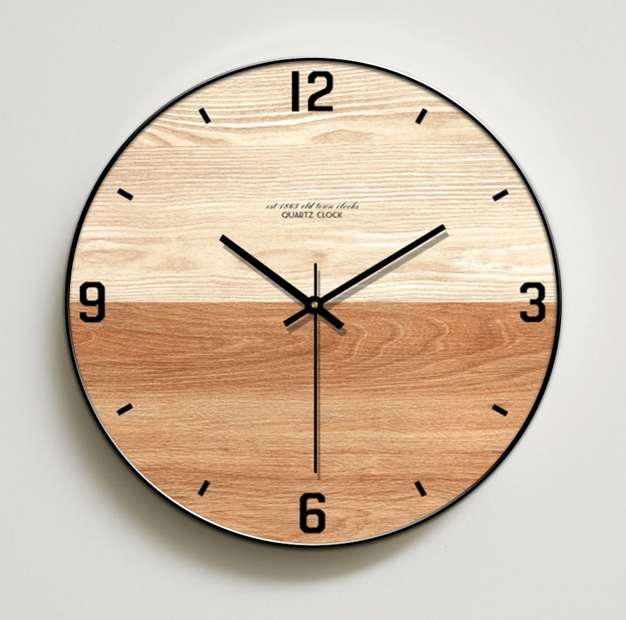 Wanduhr aus Holz mit zweifarbiger Nuance