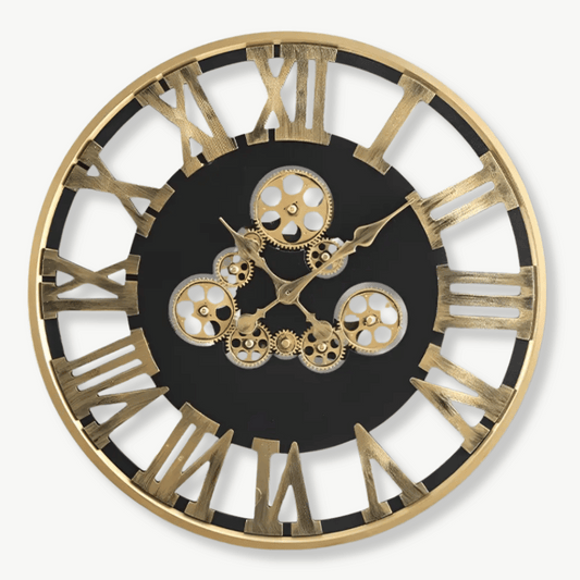 Wanduhr mit goldenem drehendem Zahnrad