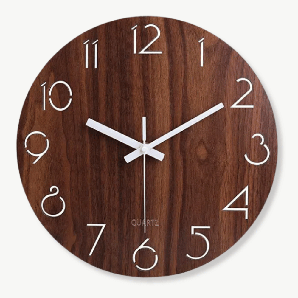 Klassische Wanduhr aus Holz