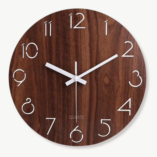 Klassische Wanduhr aus Holz