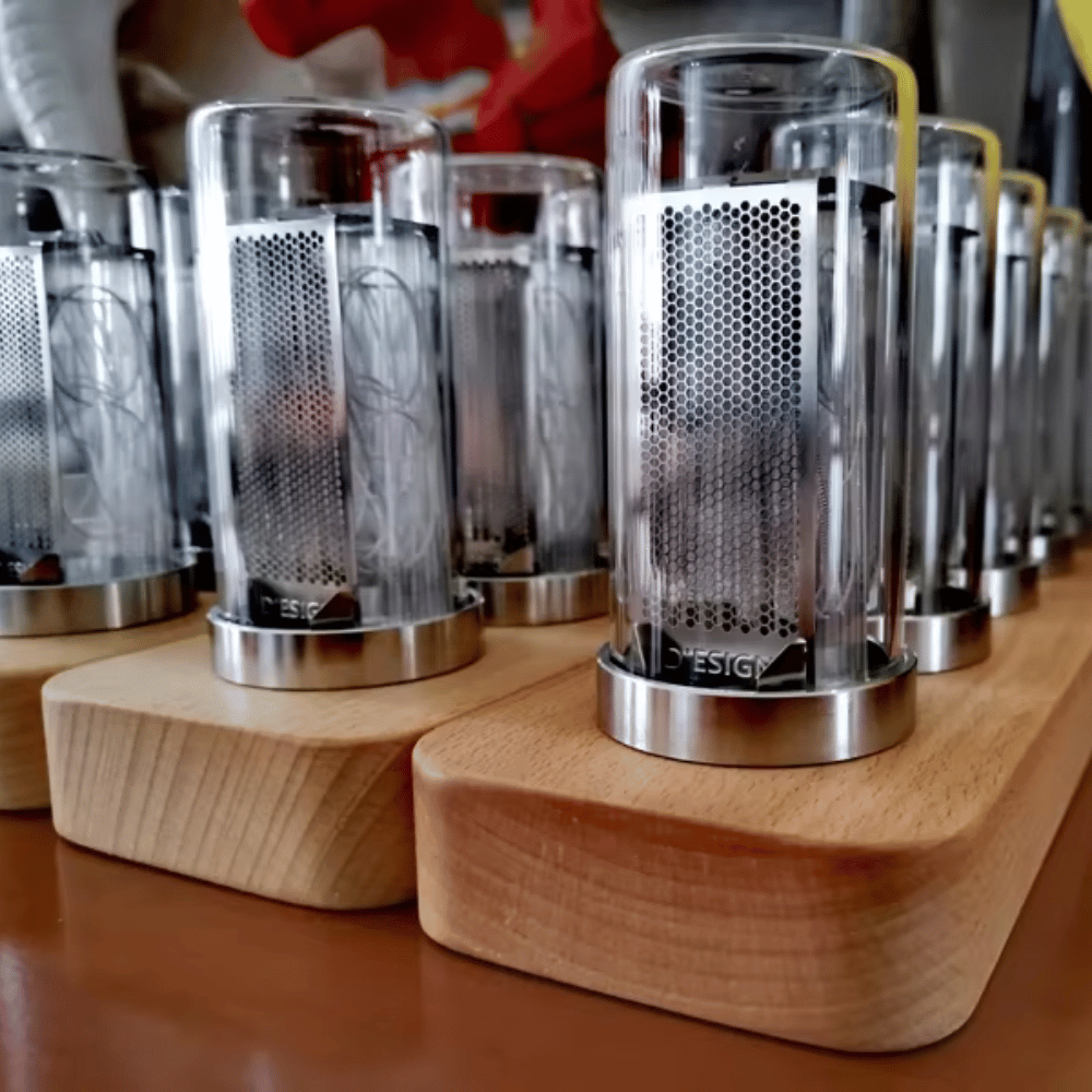 Moderne Nixie-Uhr mit Röhren