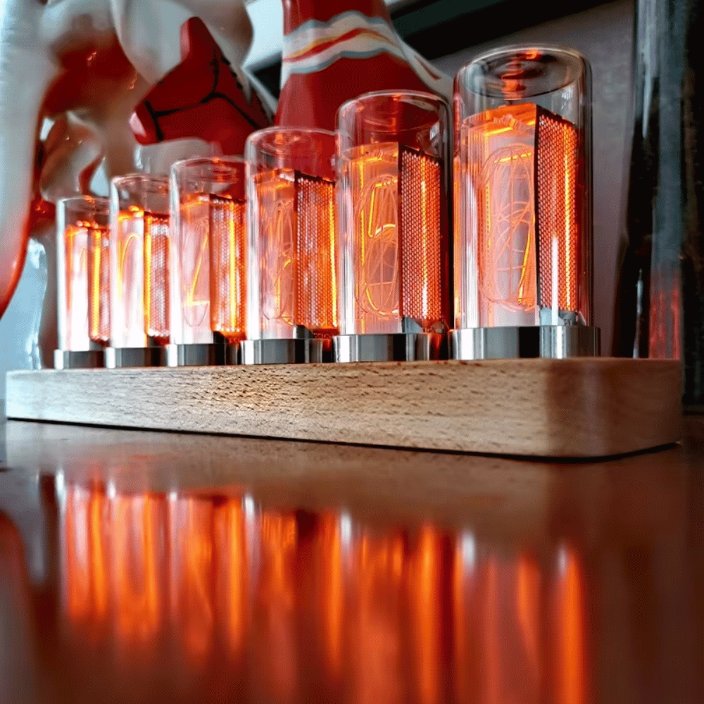 Moderne Nixie-Uhr mit Röhren