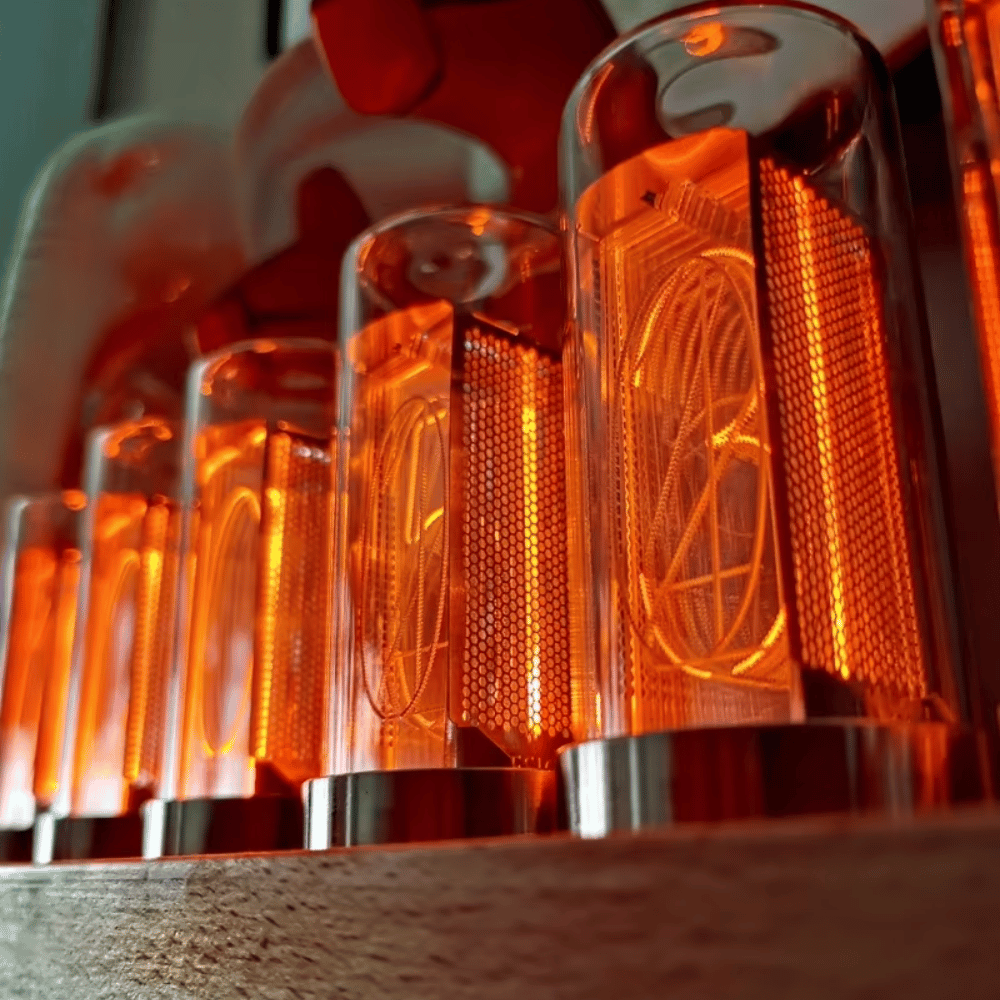 Moderne Nixie-Uhr mit Röhren