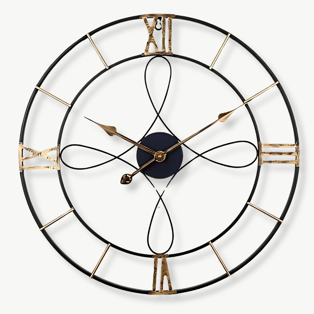 Schwarze und goldene Wanduhr aus Schmiedeeisen.