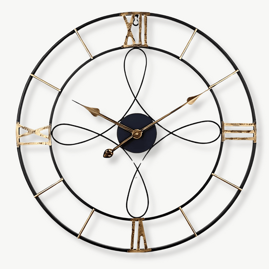 Schwarze und goldene Wanduhr aus Schmiedeeisen.