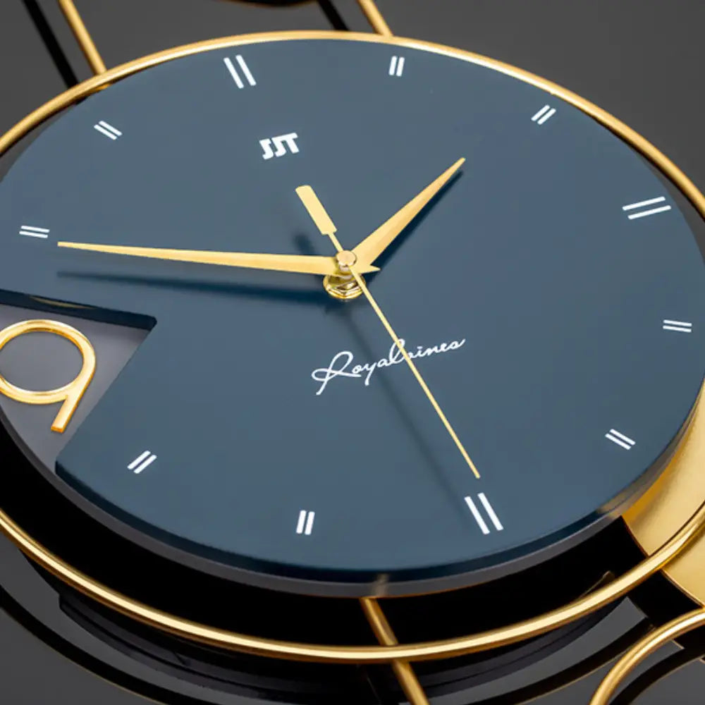 Große dekorative Uhr im modernen Stil