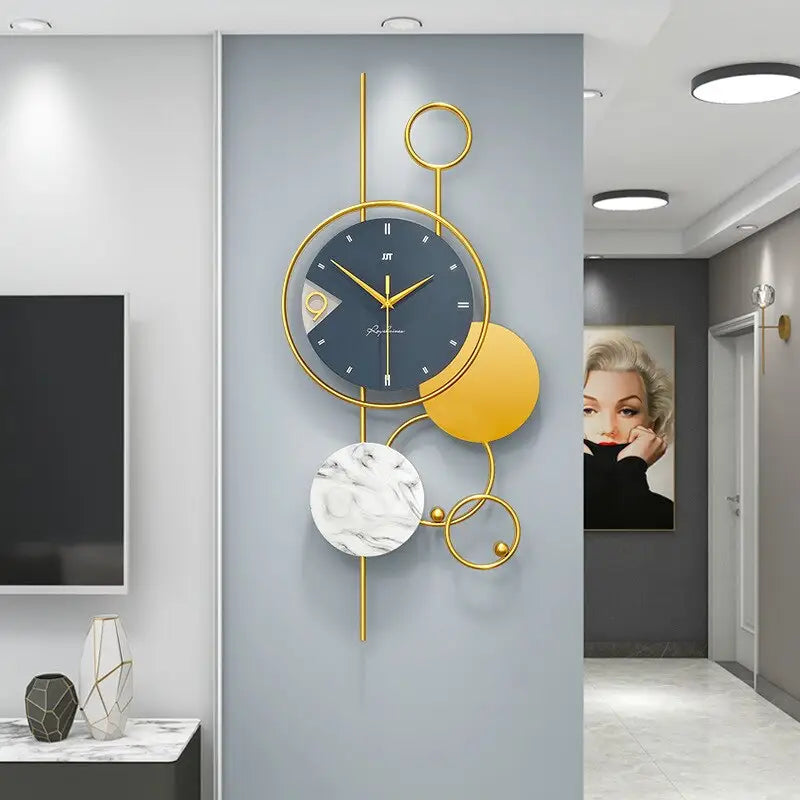 Große dekorative Uhr im modernen Stil