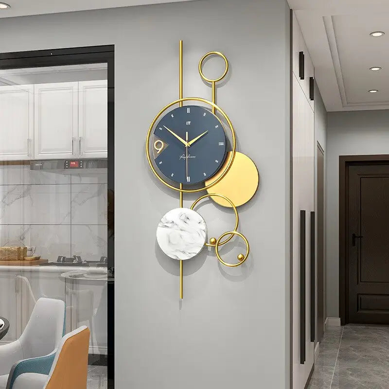 Große dekorative Uhr im modernen Stil