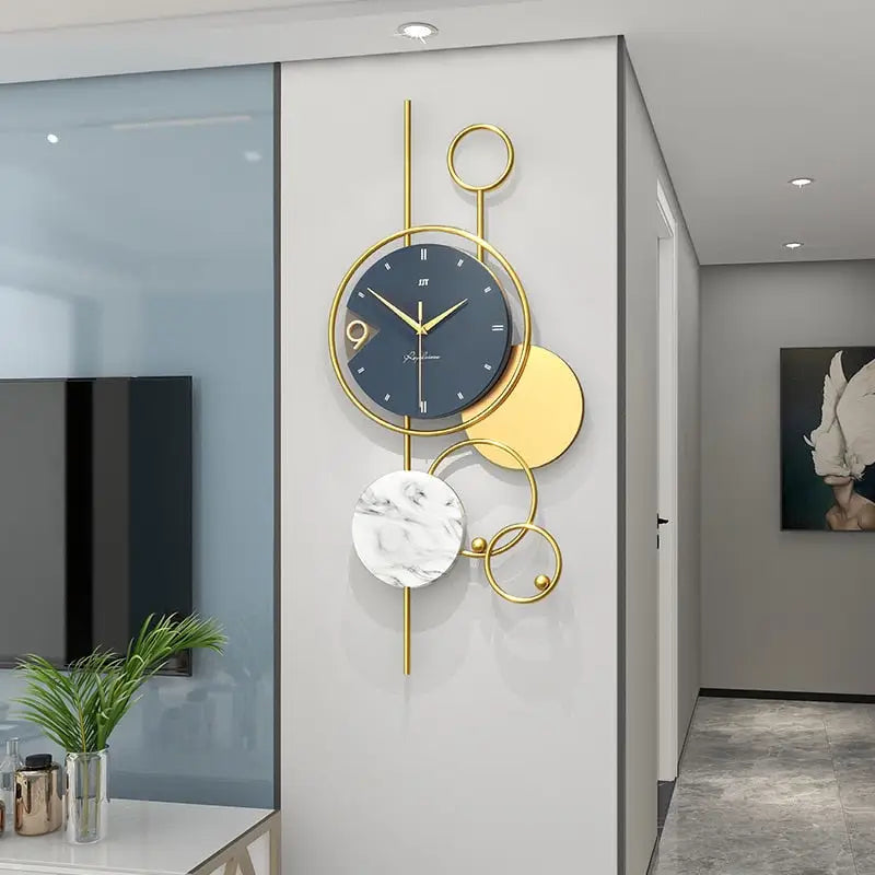 Große dekorative Uhr im modernen Stil