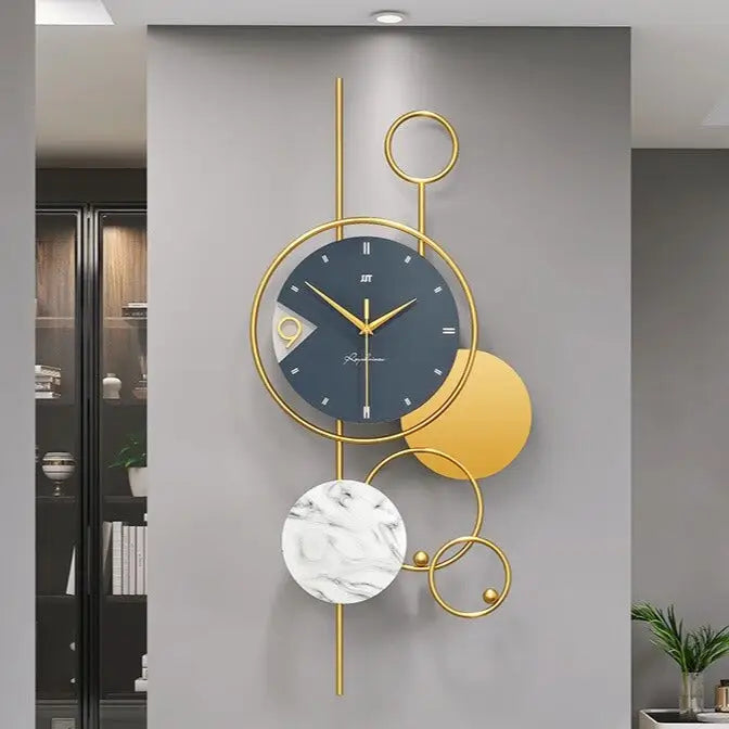 Große dekorative Uhr im modernen Stil