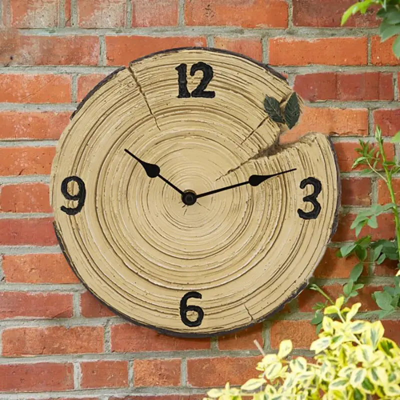 Rustikale Baumstamm-Wanduhr