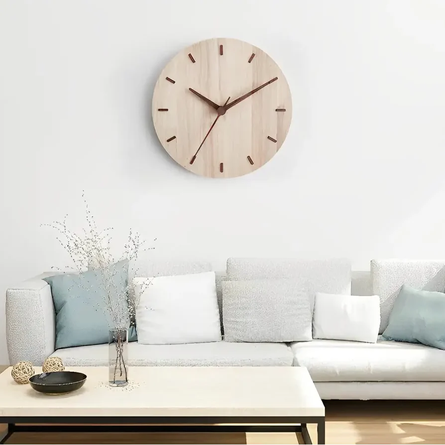 Minimalistische Wanduhr aus Holz