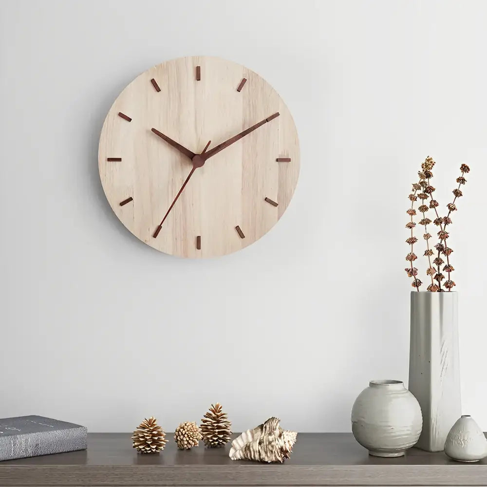 Minimalistische Wanduhr aus Holz