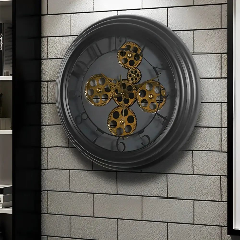 Wanduhr mit sichtbaren Zahnrädern