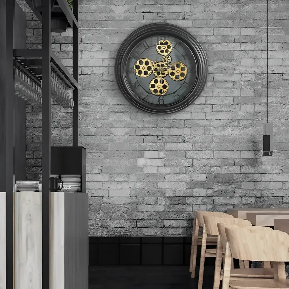 Wanduhr mit sichtbaren Zahnrädern