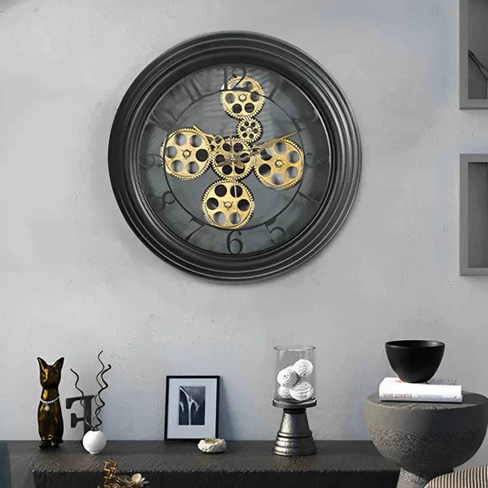 Wanduhr mit sichtbaren Zahnrädern