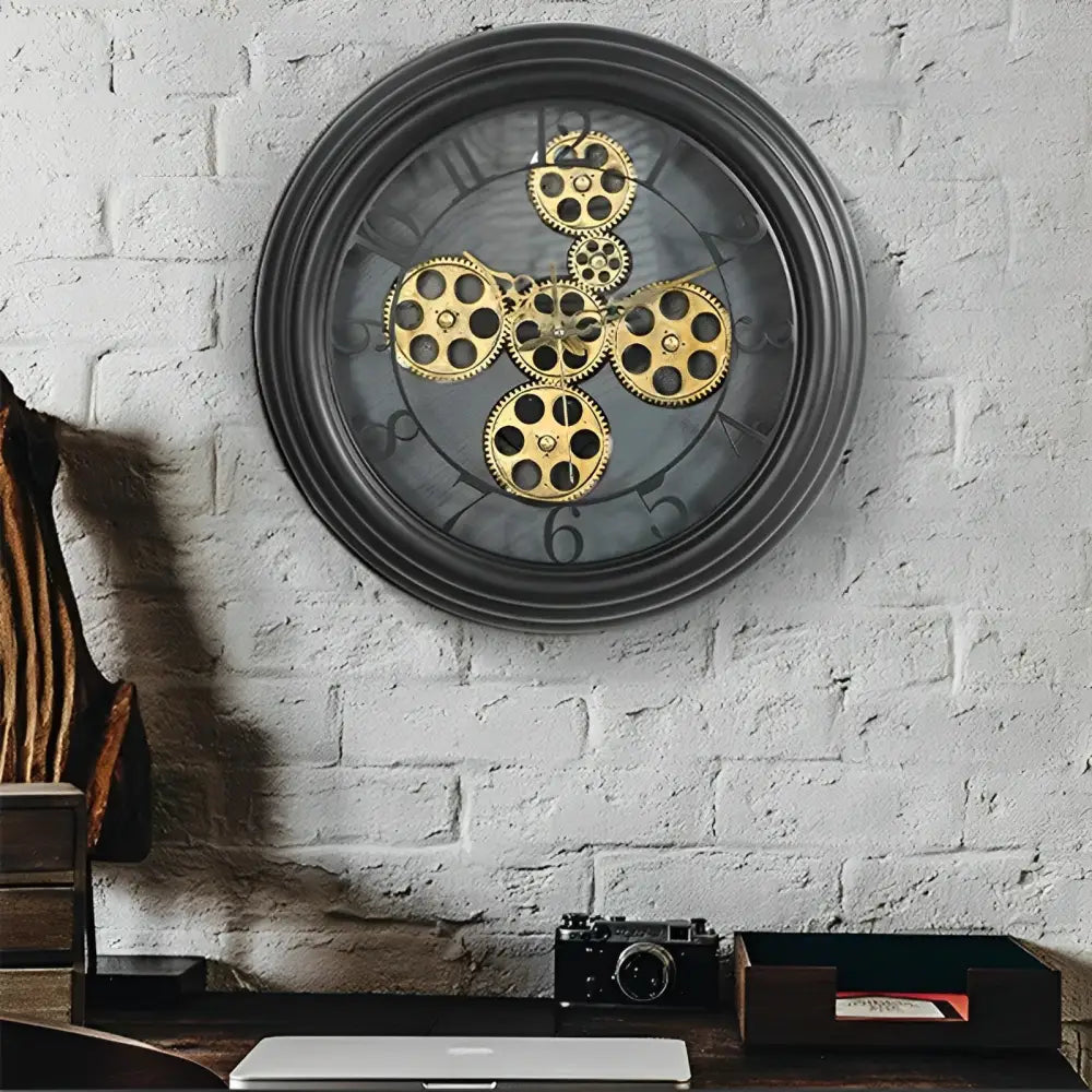 Wanduhr mit sichtbaren Zahnrädern