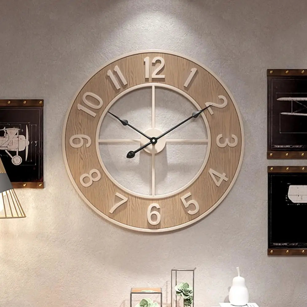 Skandinavische Wanduhr aus Naturholz
