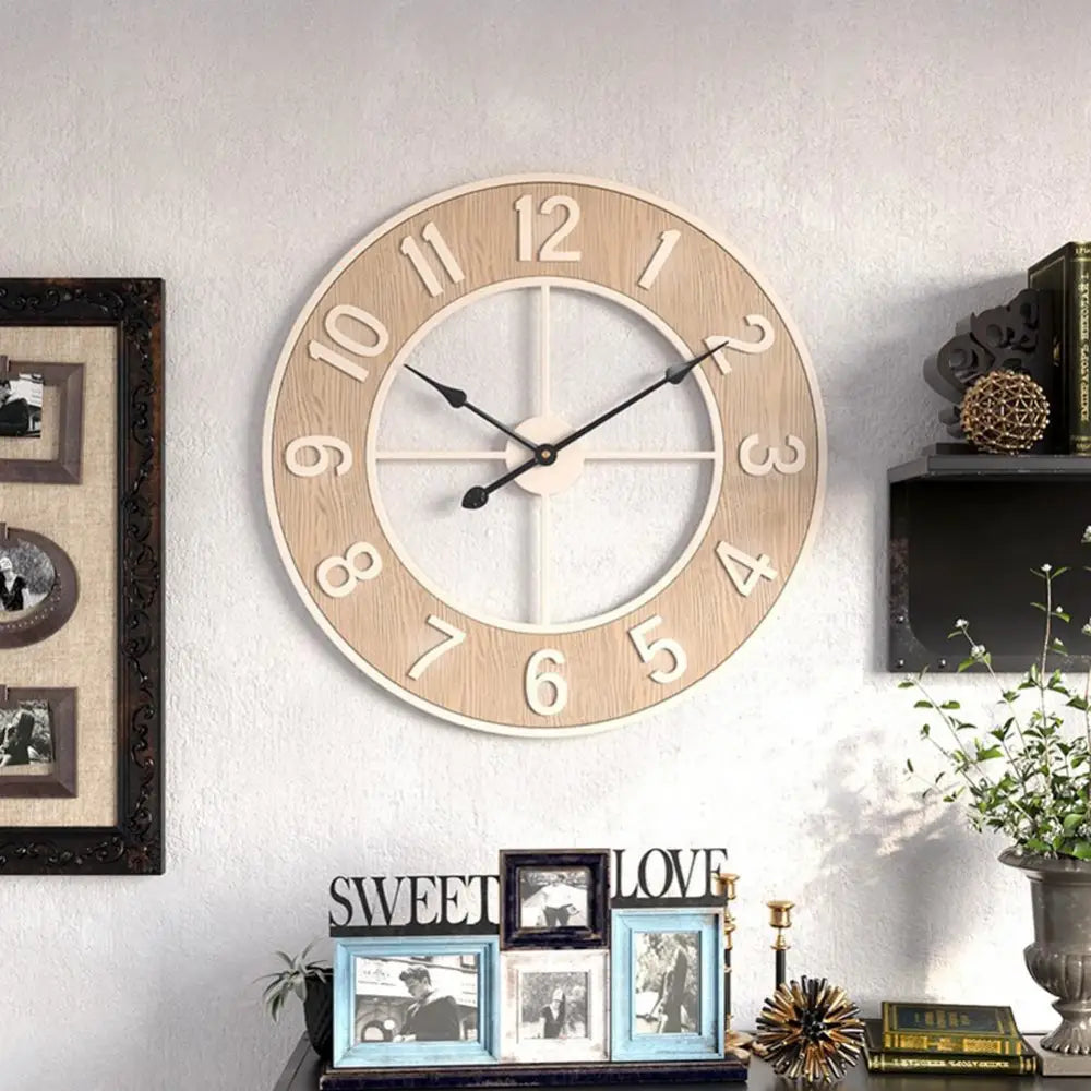 Skandinavische Wanduhr aus Naturholz