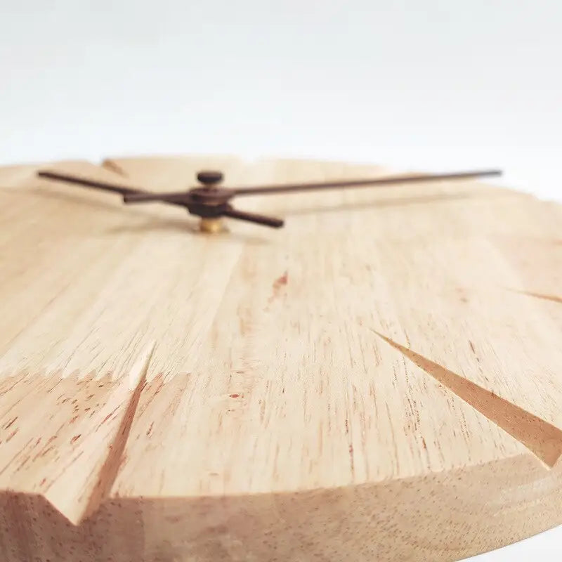 Holzwanduhr geschnitzt