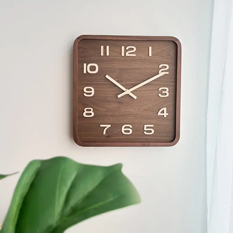 Quadratische Wanduhr aus Holz