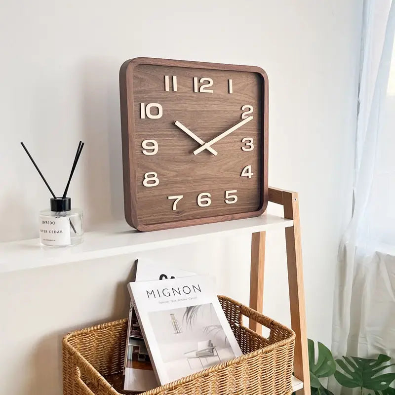 Quadratische Wanduhr aus Holz