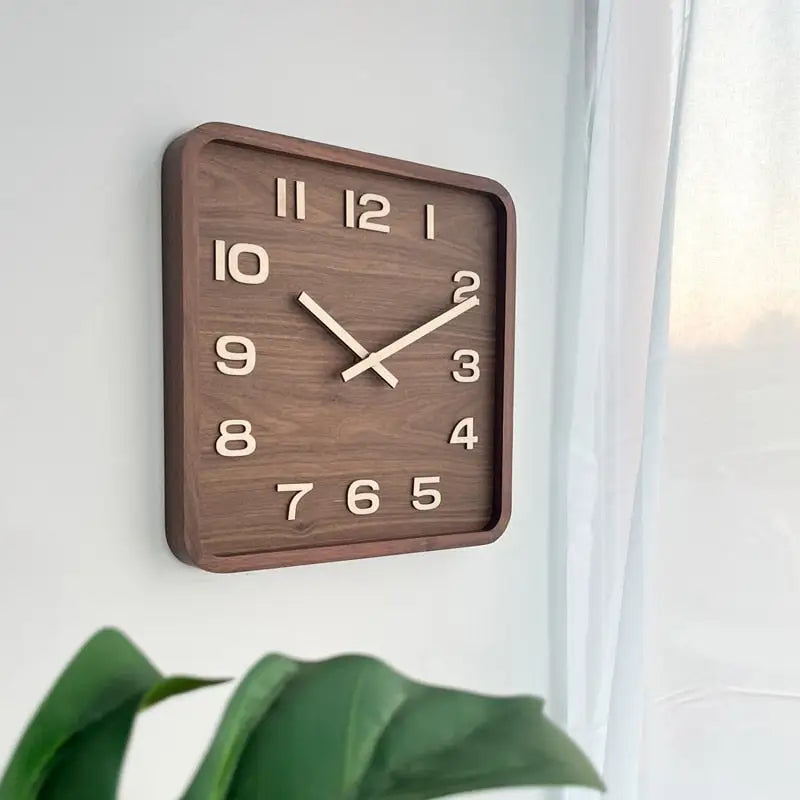 Quadratische Wanduhr aus Holz