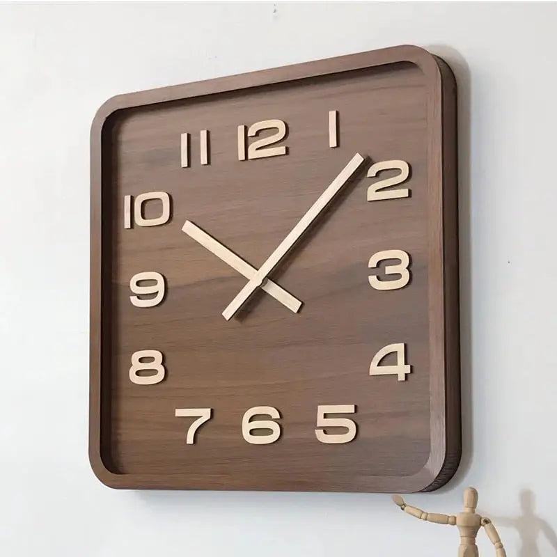 Quadratische Wanduhr aus Holz