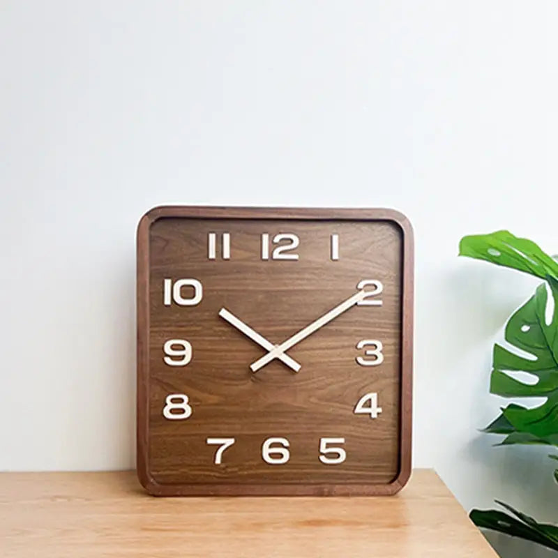 Quadratische Wanduhr aus Holz