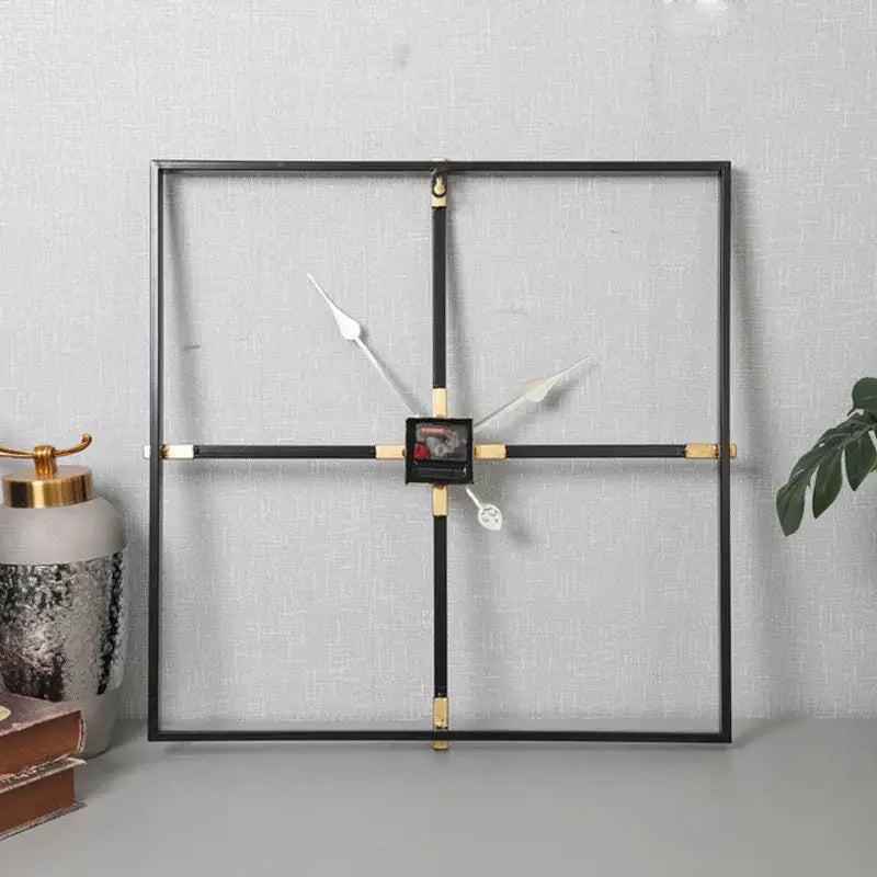 Quadratische Wanduhr im minimalistischen Design