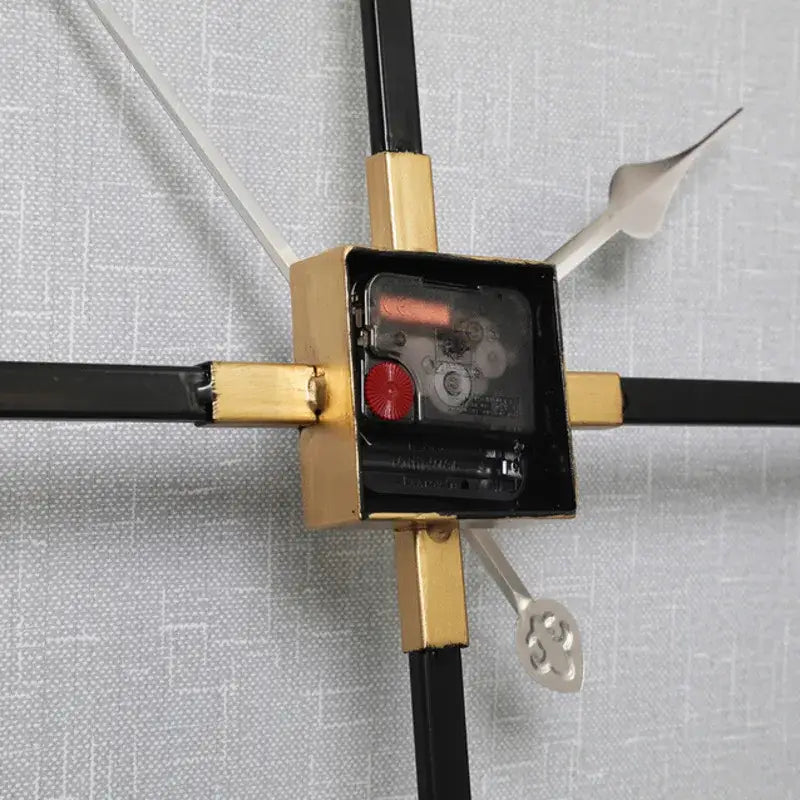 Quadratische Wanduhr im minimalistischen Design