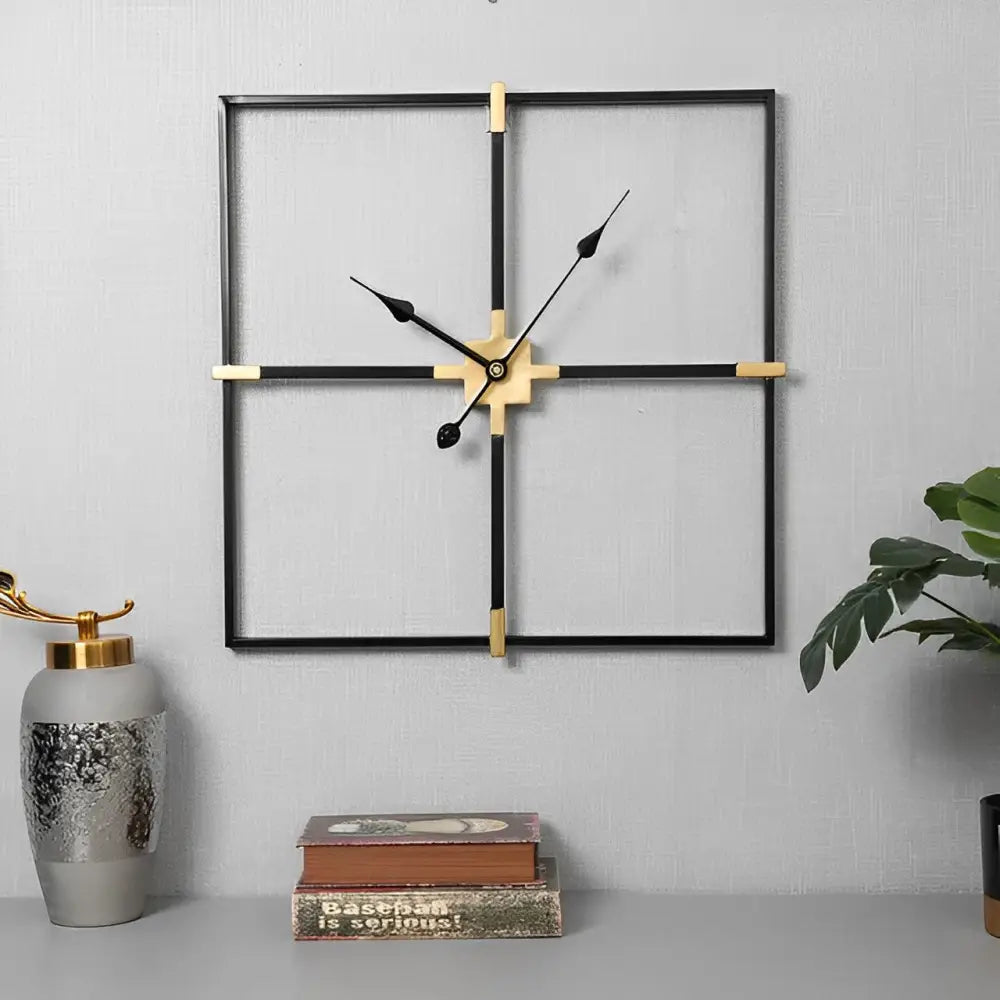 Quadratische Wanduhr im minimalistischen Design