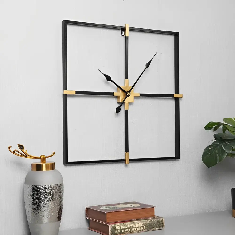 Quadratische Wanduhr im minimalistischen Design