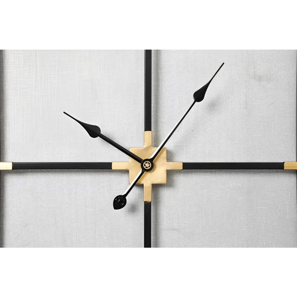Quadratische Wanduhr im minimalistischen Design