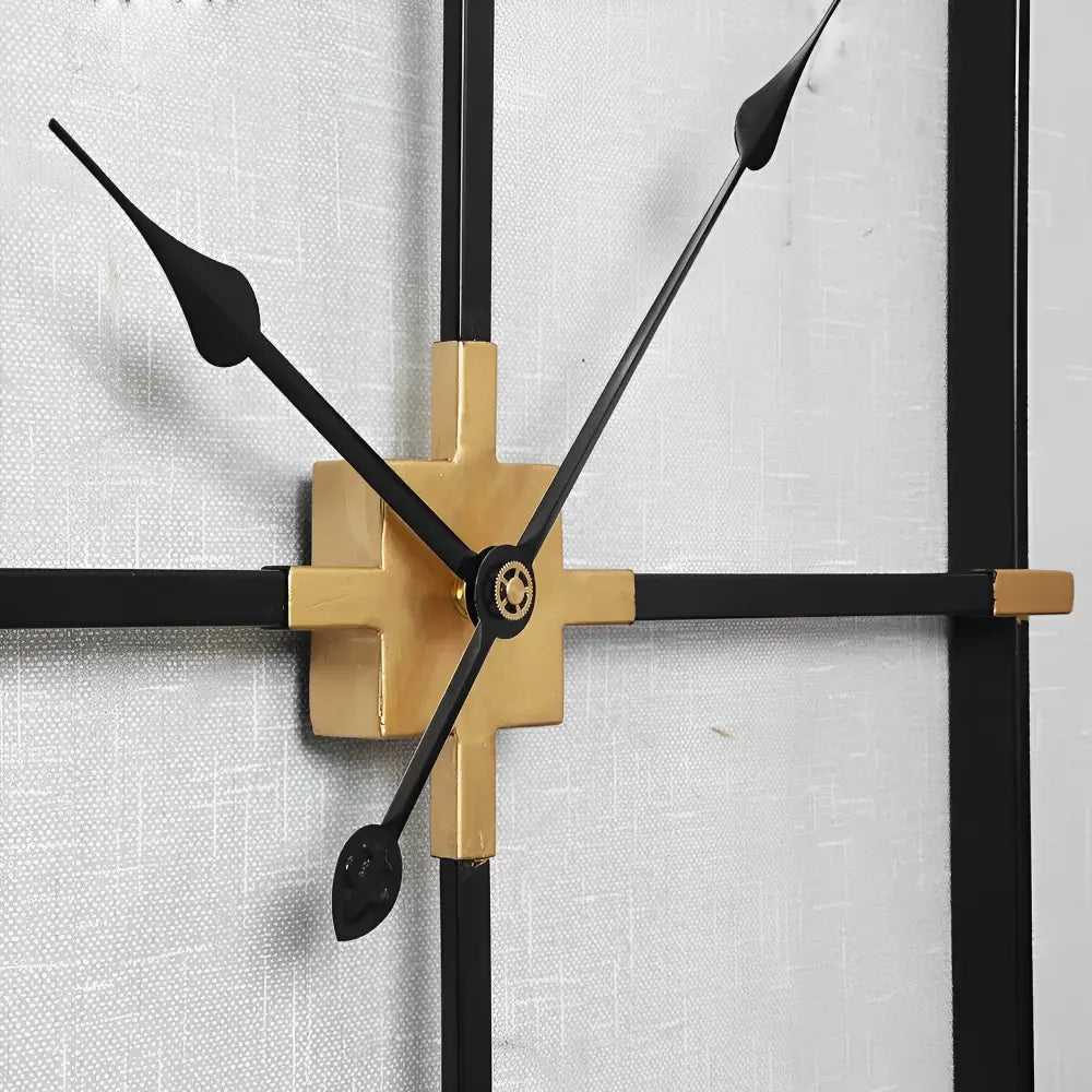 Quadratische Wanduhr im minimalistischen Design