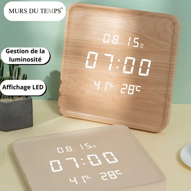 Digitale Wanduhr aus Holz