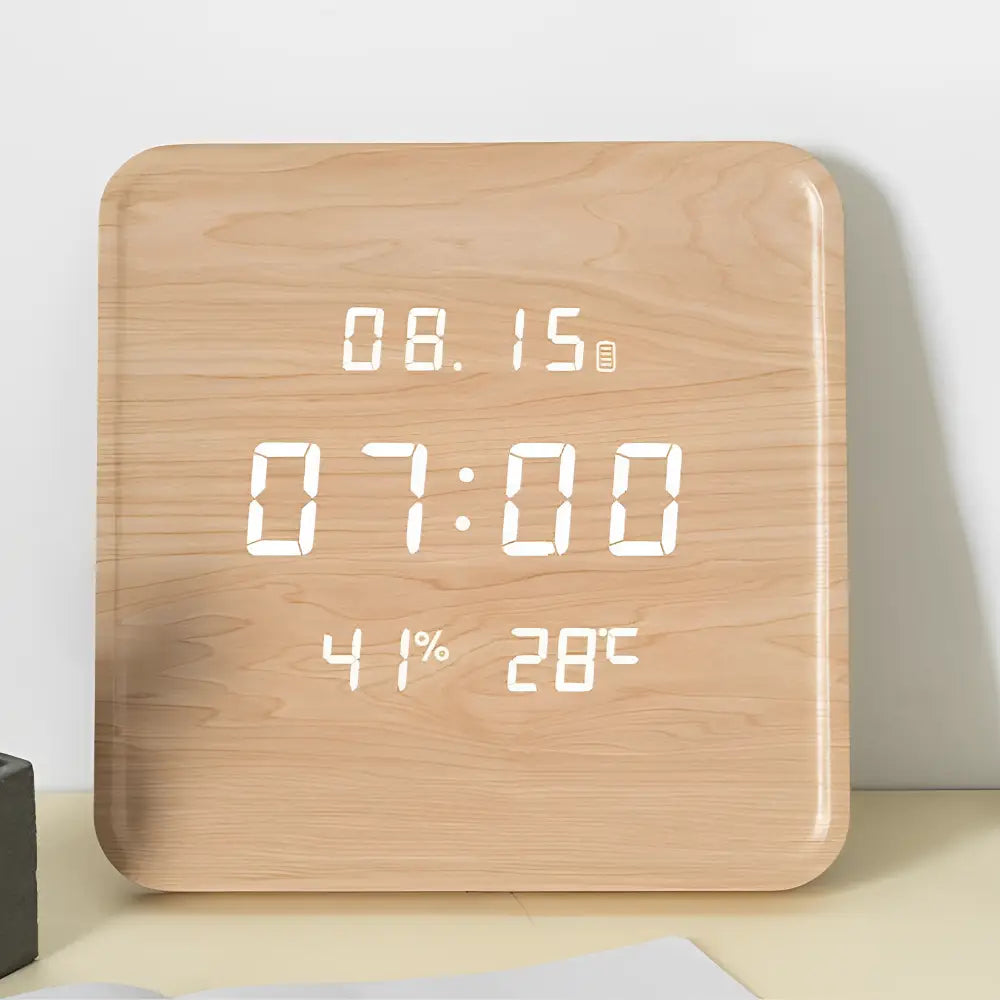 Digitale Wanduhr aus Holz