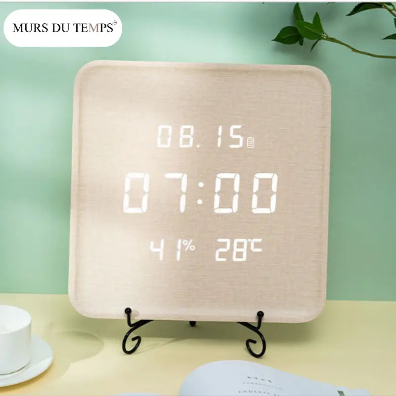 Digitale Wanduhr aus Holz