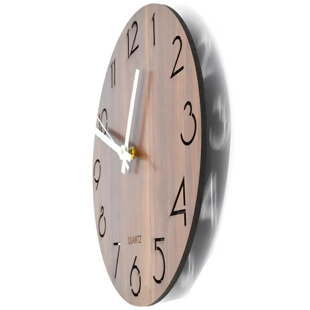 Klassische Wanduhr aus Holz