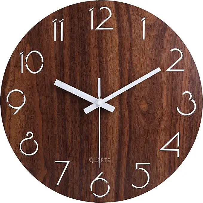 Klassische Wanduhr aus Holz