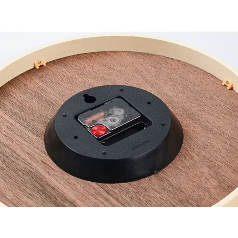 Wanduhr aus Nussbaumholz