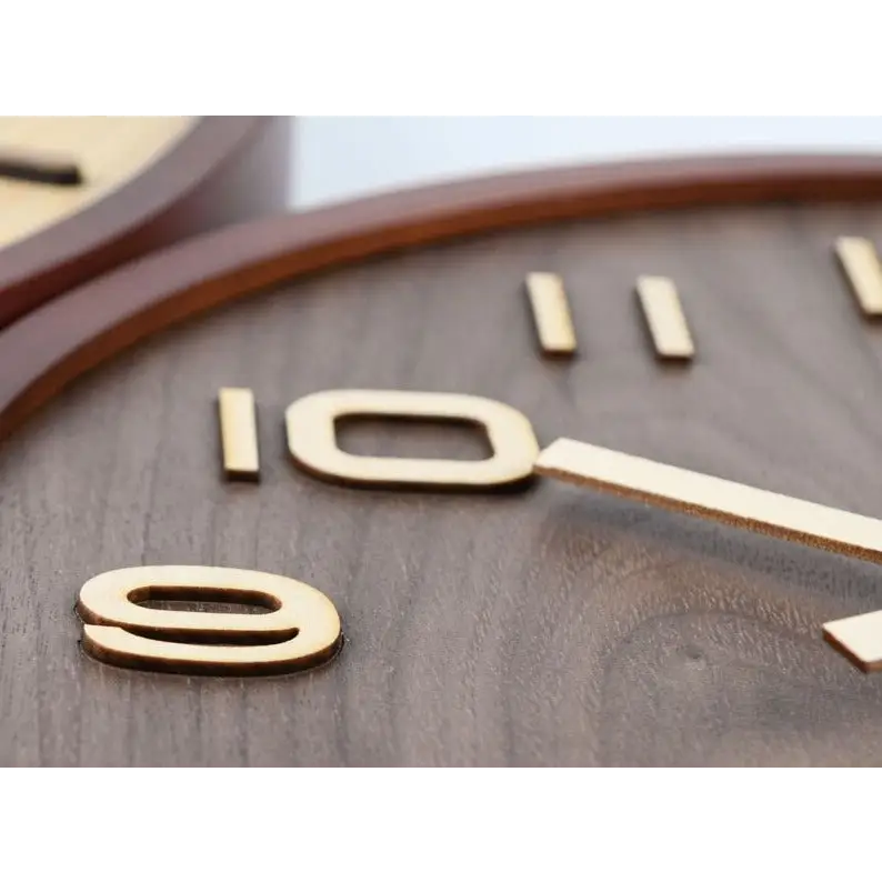 Wanduhr aus Nussbaumholz