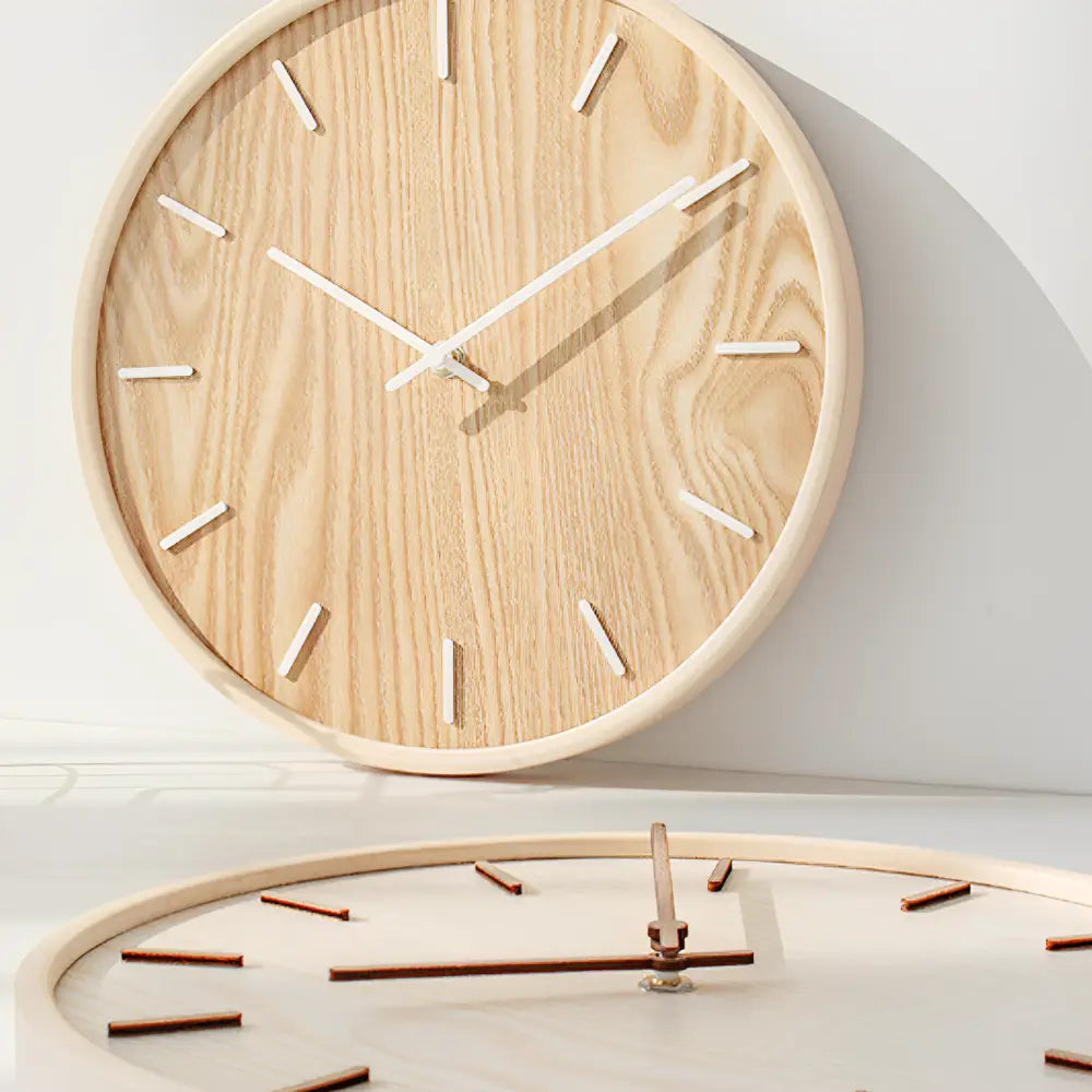 Wanduhr aus natürlichem Holz
