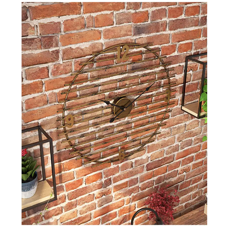 Wanduhr aus goldenem Metall